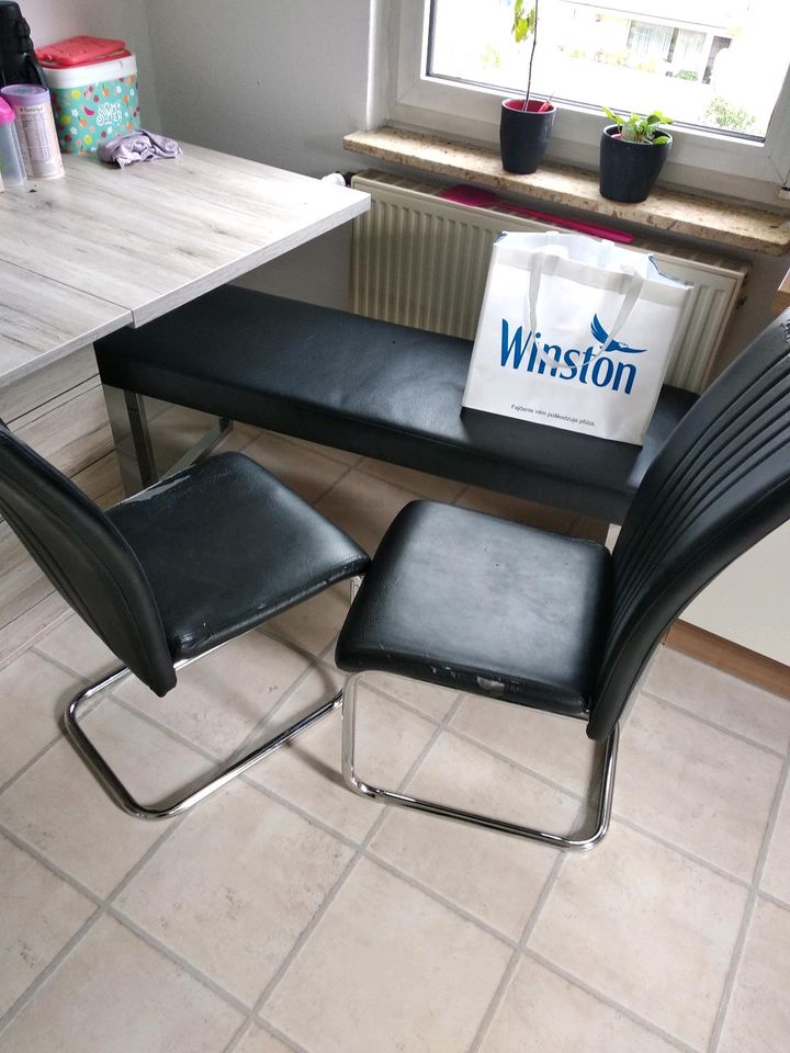 Ausziehbares Tisch plus 2 Stühle und Sitzbank in Kiedrich