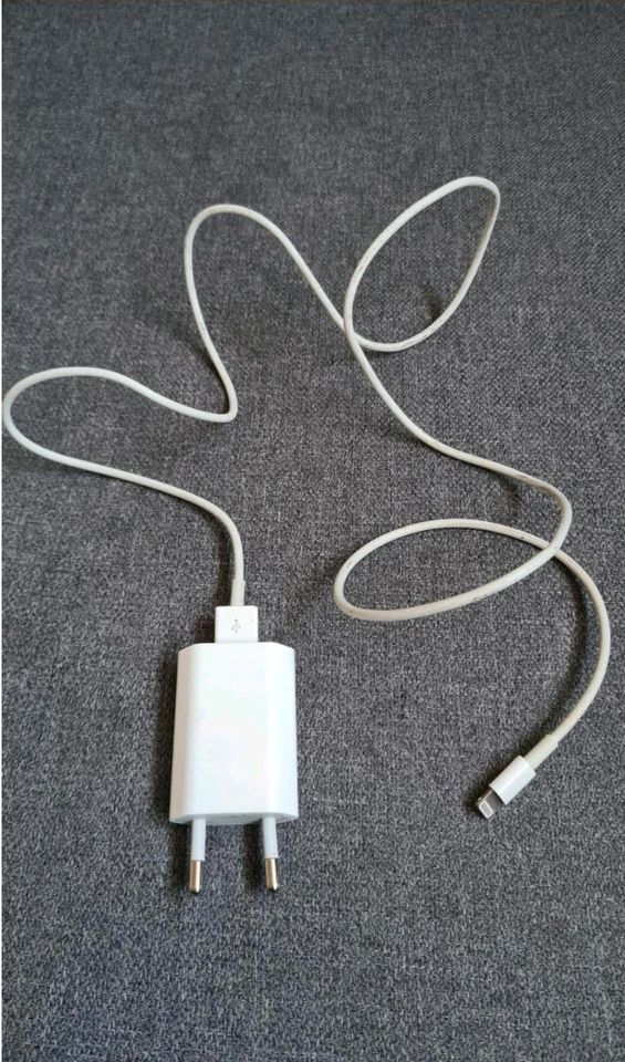Original Apple iPhone Ladekabel mit zwei neuen Lightning Kabel in Braunschweig