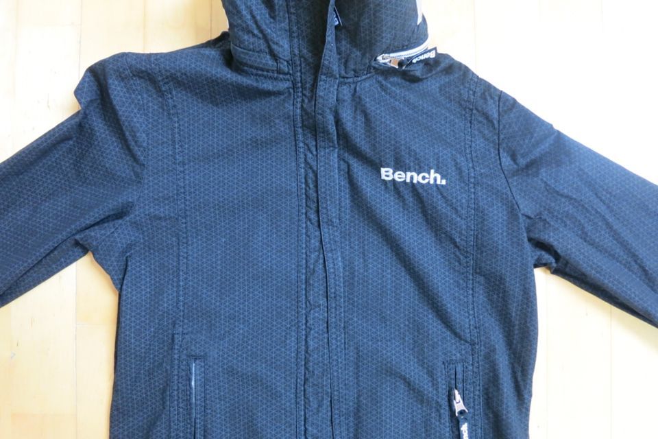 Bench Jacke, Übergangsjacke schwarz gemustert, neuwertig (Gr. M) in Moosinning