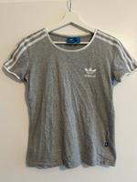 Adidas Tshirt Oberteil grau mit Streifen Größe 34 Berlin - Lichtenberg Vorschau