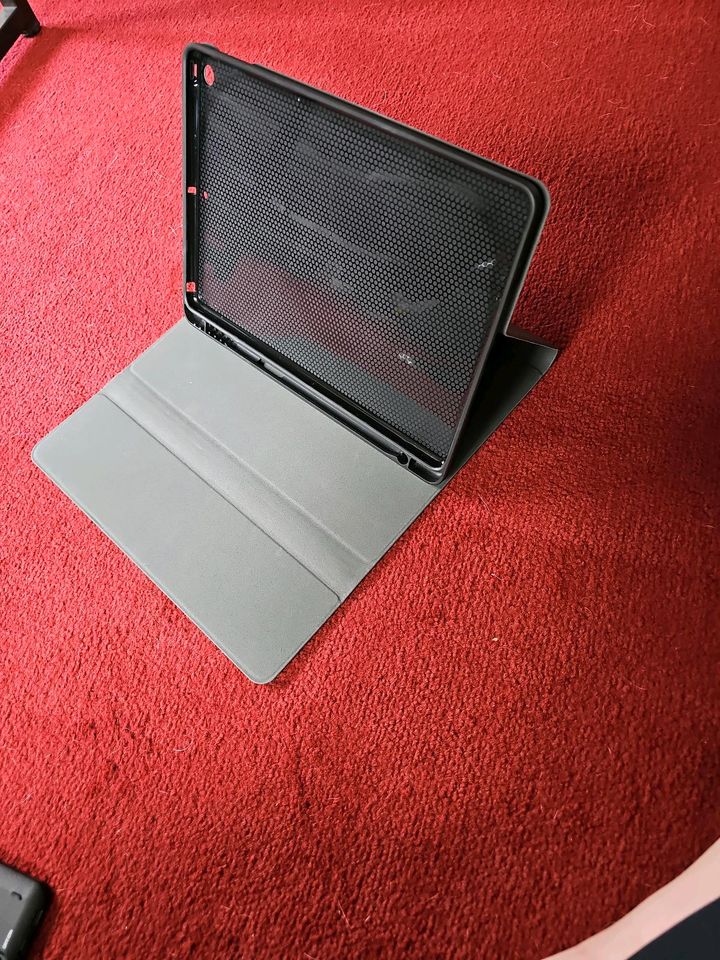 IPad 9. Generation Hülle mit Tastatur in Maxdorf