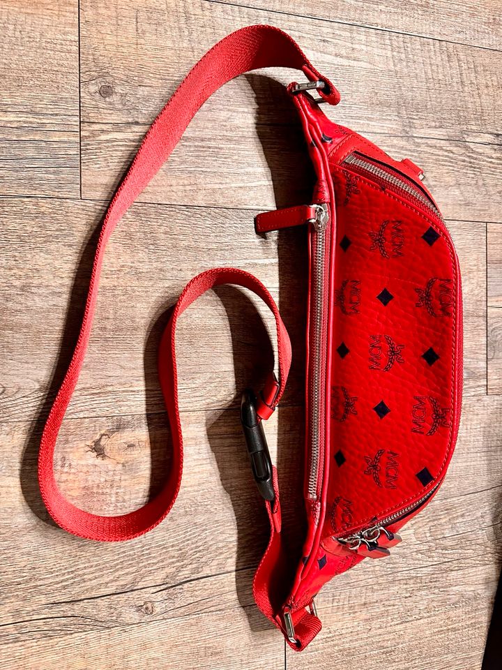 MCM Gürteltasche Bauchtasche rot NEU in Jüchen