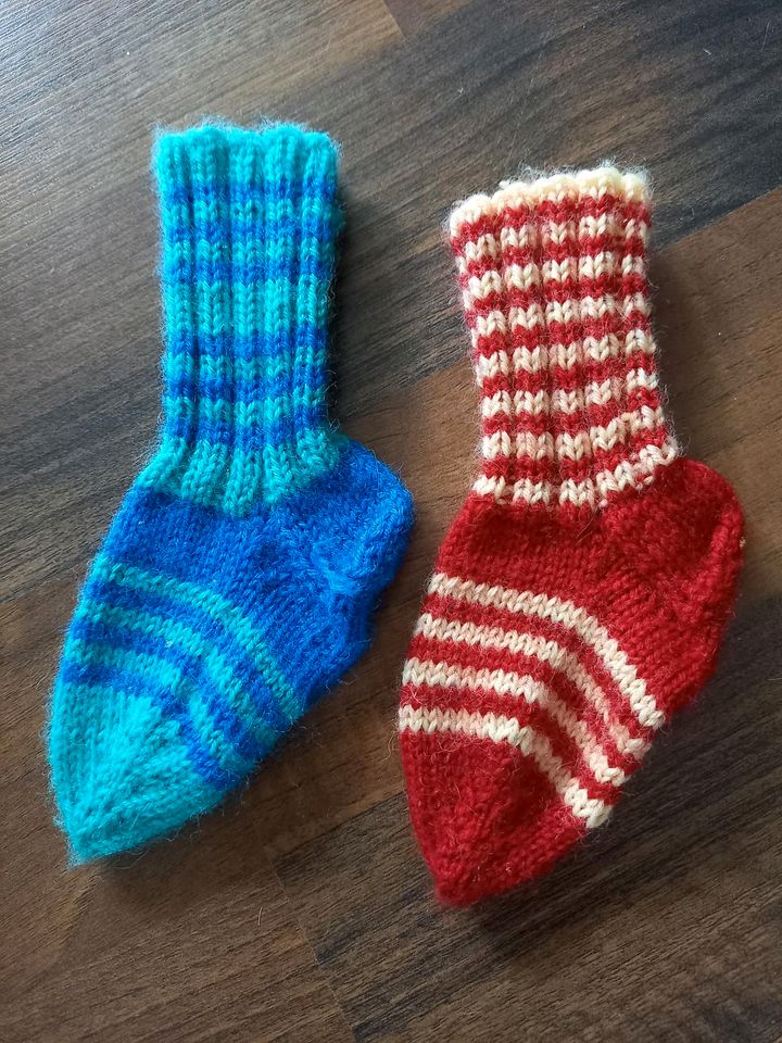 Handmade Baby Kleinkind Stricksocken Wollsocken geringelt Gr. 21 in Oldenburg