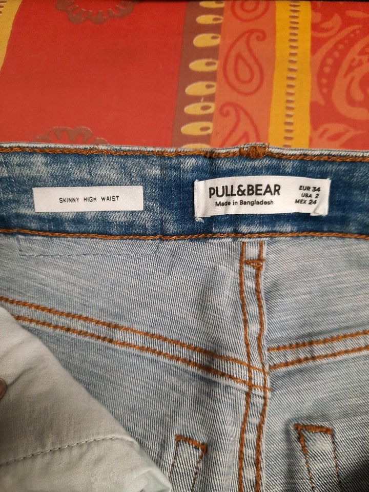Pull & Bear Skinny High Waist Jeans in Hückelhoven