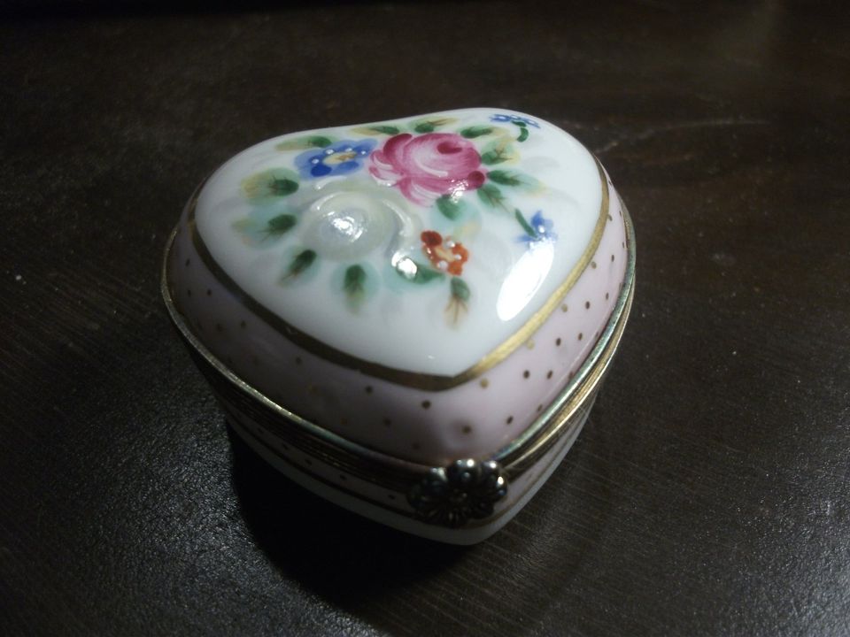 7 Porzellan-Pillendosen & eine Porzellan-Glocke (handgefertigt) in Oberirsen