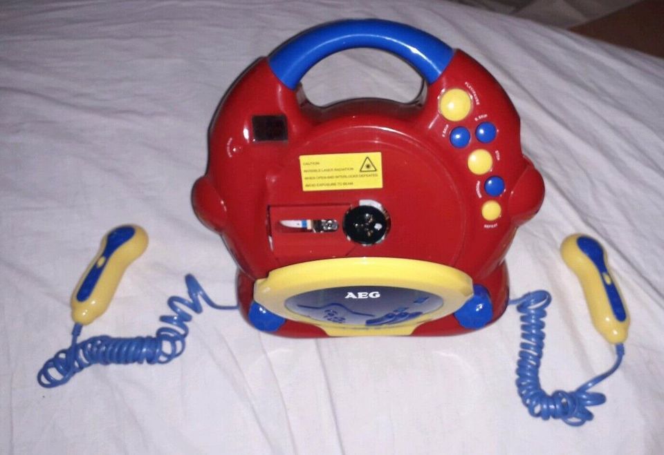 AEG tragbarer Kinder CD Player mit 2 Mikrofone Batteriebetrieben in Rottenburg am Neckar