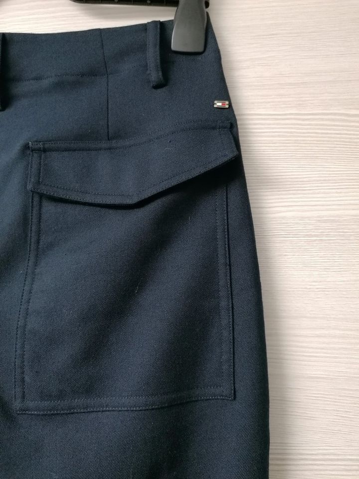 Tommy Hilfiger Bussines Hose dunkelblau Größe 36 gut erhalten in Ammeldingen bei Neuerburg