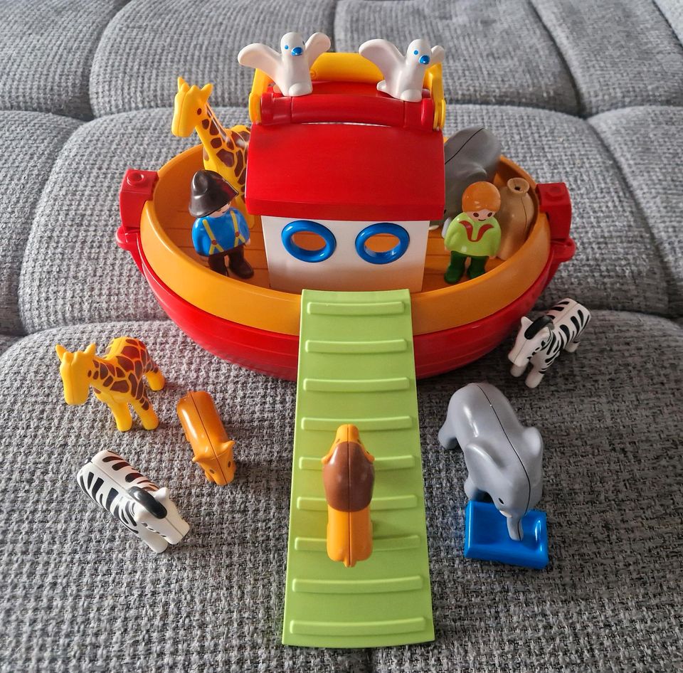 4-teiliges Spielzeug-Set von Playmobil, Hape und Simba in Sundern (Sauerland)