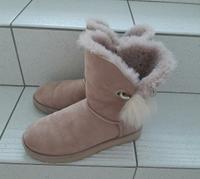 UGG Boots rosa mit Bommel Gr. 39 Stiefel Fell Hessen - Hochheim am Main Vorschau