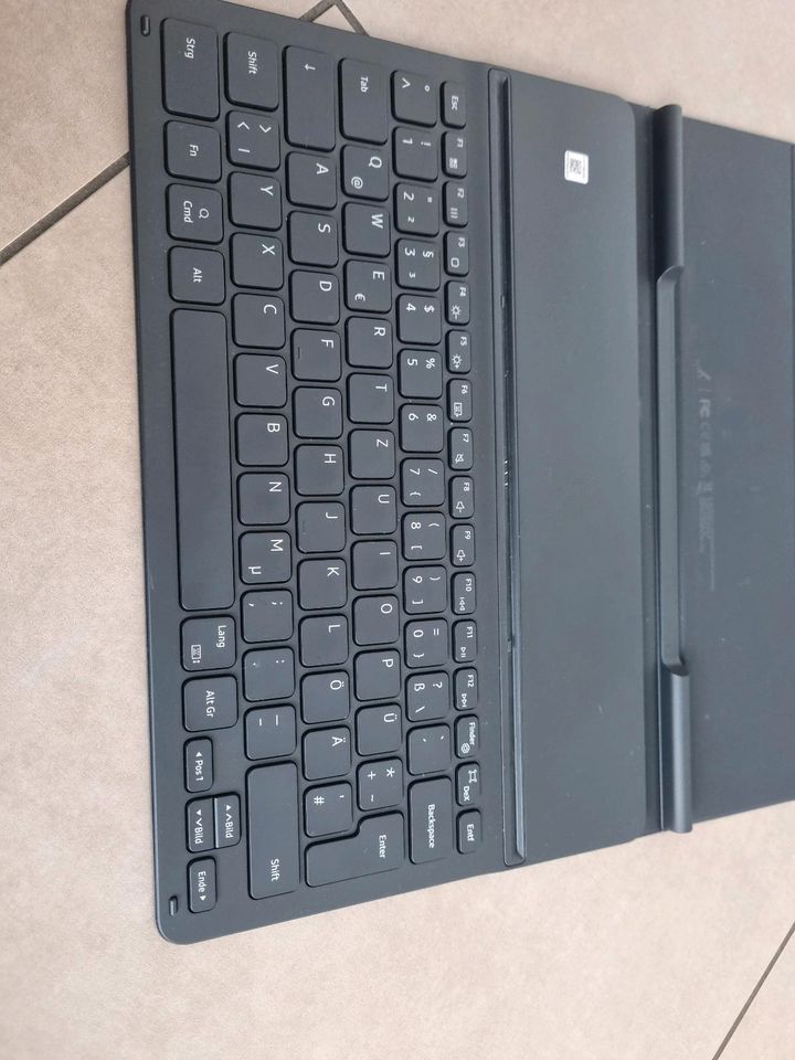 Samsung Book Cover Keyboard Slim EF-DT730 in Hattersheim am Main