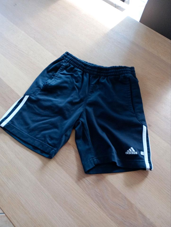 Kurze Sporthose Adidas dunkelblau Größe 140 in Mendig