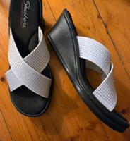 Glitzernde Skechers Sandalen Gr.41 Rheinland-Pfalz - Pirmasens Vorschau