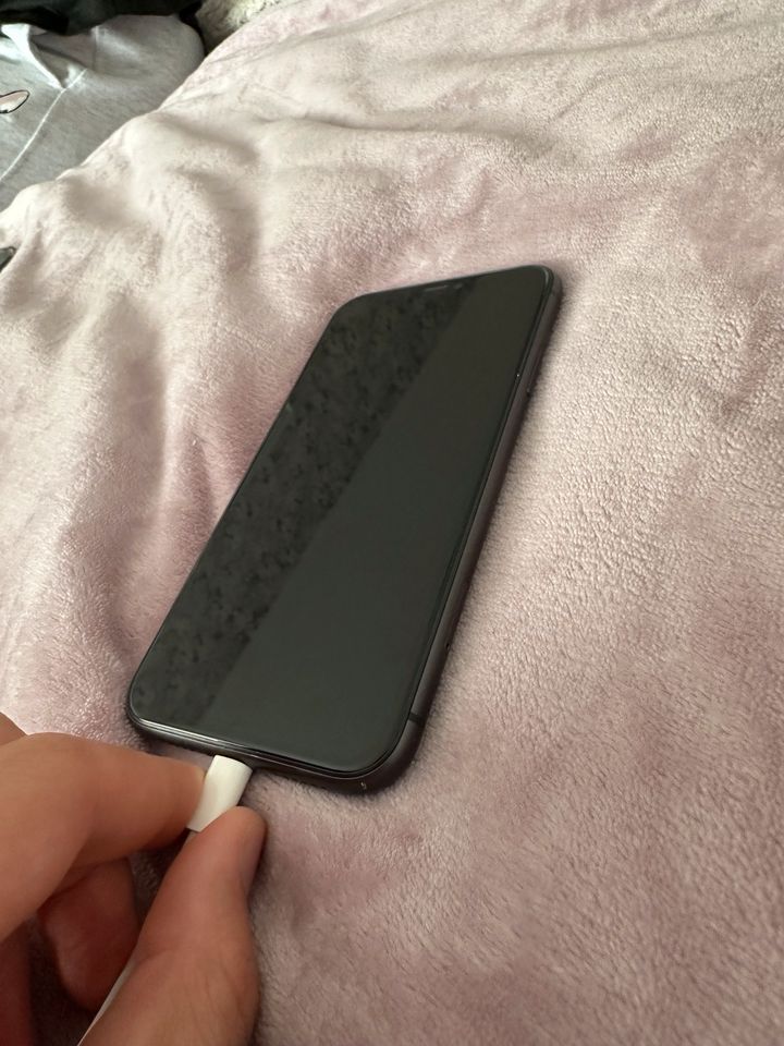 iPhone 11 Black 64 GB in gutem Zustand 78 Akku% in Würzburg