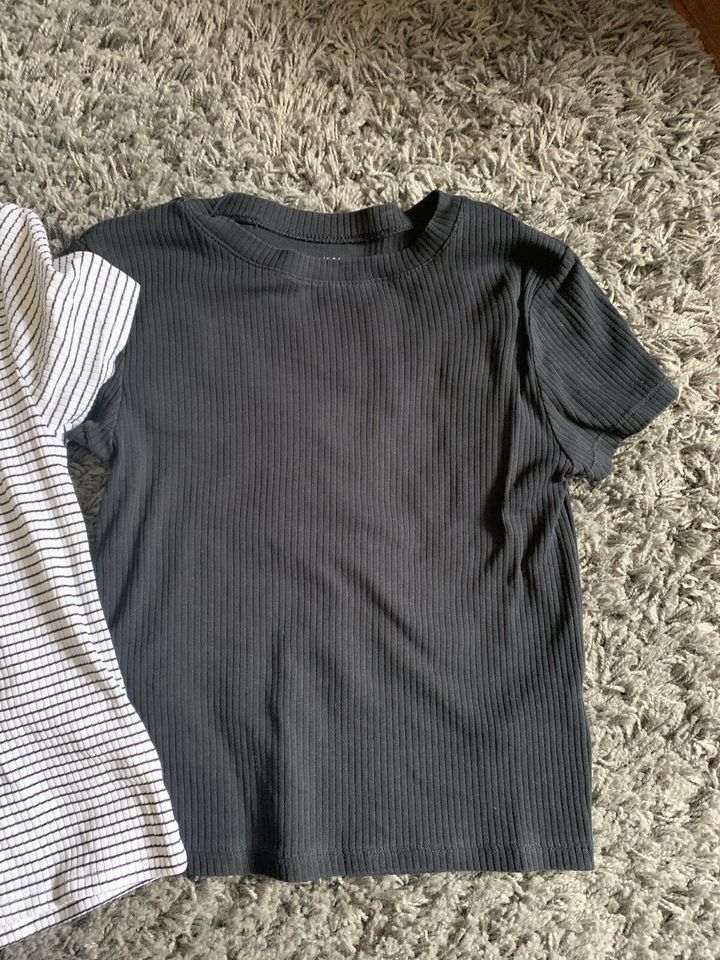 2 x H&M T-Shirts Rippen Shirt Tops 146 152 Streifen Schwarz in Bad Aibling