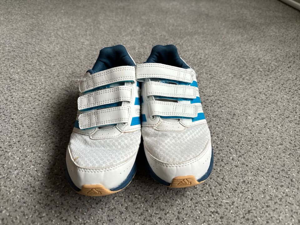 Adidas Fitnessschuhe, non-marking, Hallenschuhe, weiß, Gr. 33 in Braunschweig