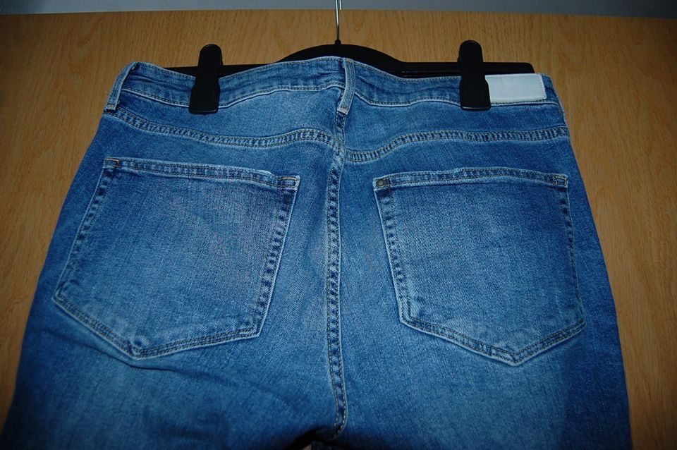 H&M Jeans in blau mit Used-Details in Kiel