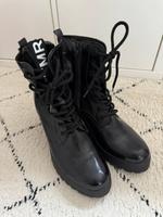 Schwarze Boots / Stiefel mit Absatz von Tamaris, Gr. 41 Brandenburg - Panketal Vorschau