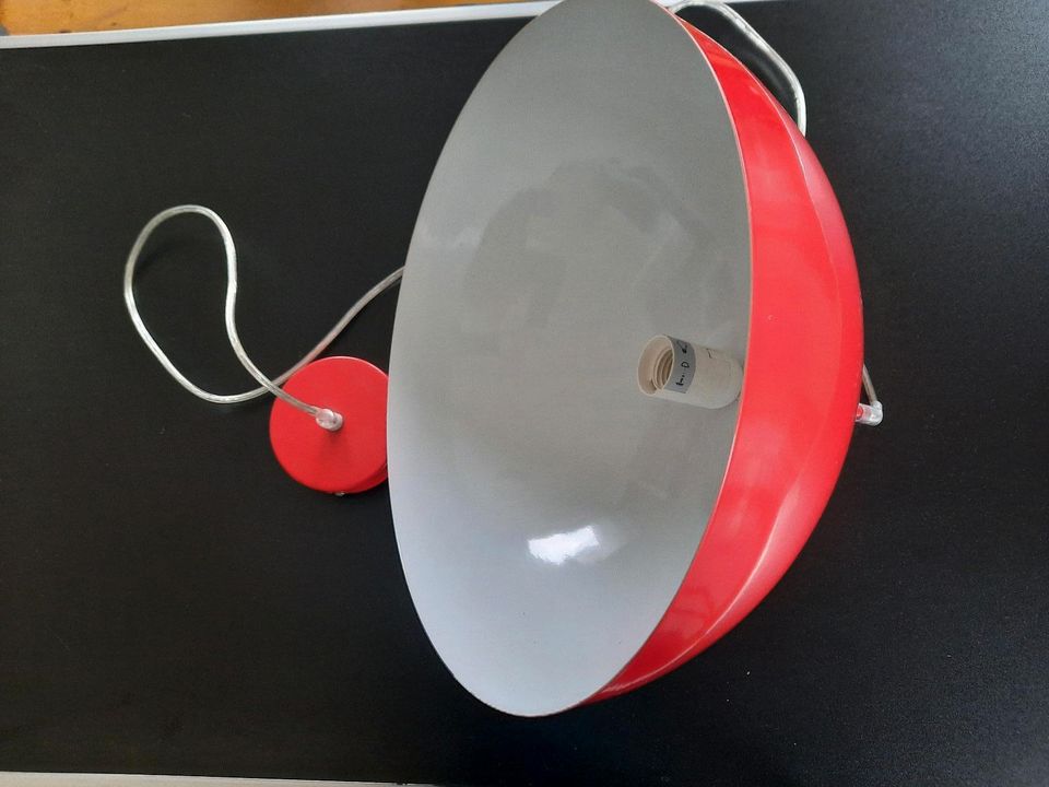 Retro-Lampe rot, ca. 35 cm Durchmesser, unbenutzt in Bad Honnef