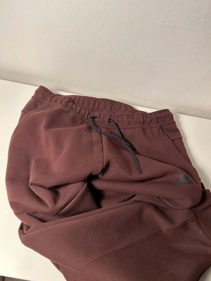 Nike Tech Fleece Jogginghose Gr. L NEU Slim fit rot in Aachen