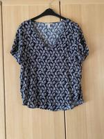 Blusenshirt Gr. 40 von H&M schwarz-weiß, V-Ausschnitt, Viskose Nordrhein-Westfalen - Tönisvorst Vorschau