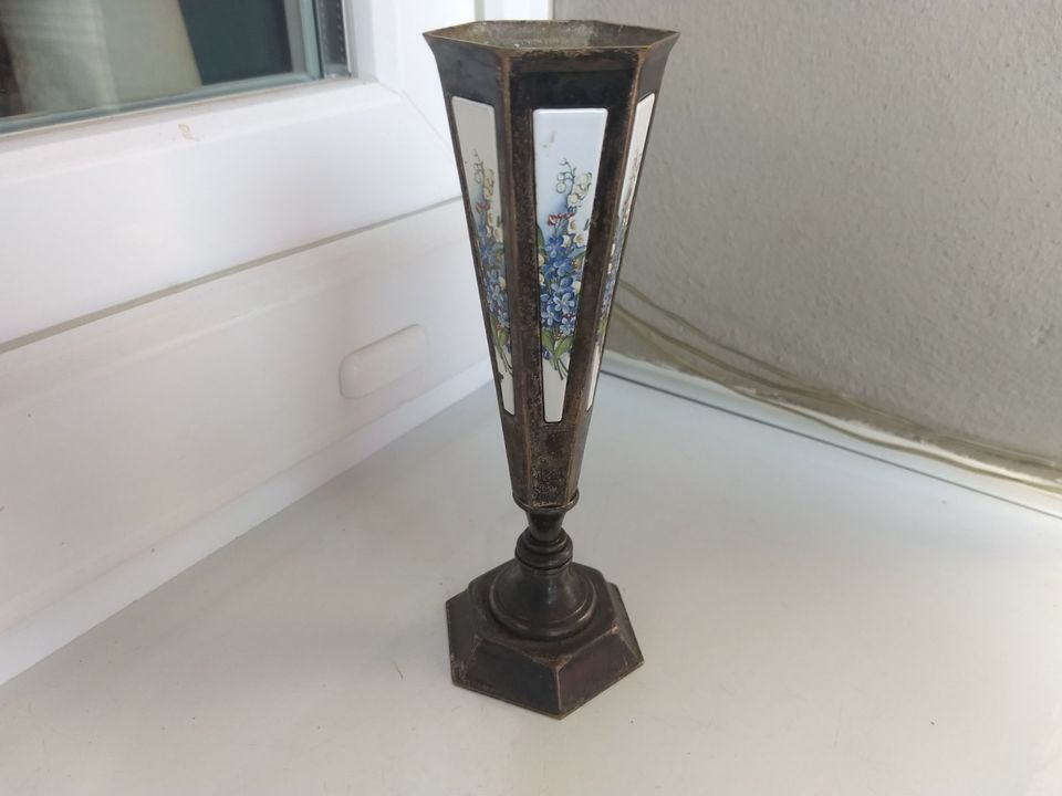 alte kleine Vase mit Emaille - Vergissmeinnicht - Metall - 17 cm in Berlin
