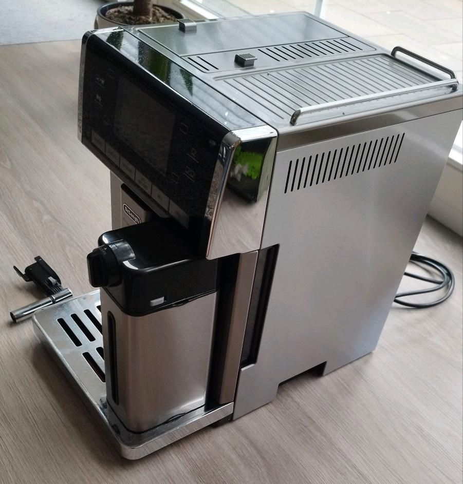 Kaffeevollautomat DeLonghi PrimaDonna Exklusive ESAM 6900.M in Rheinberg