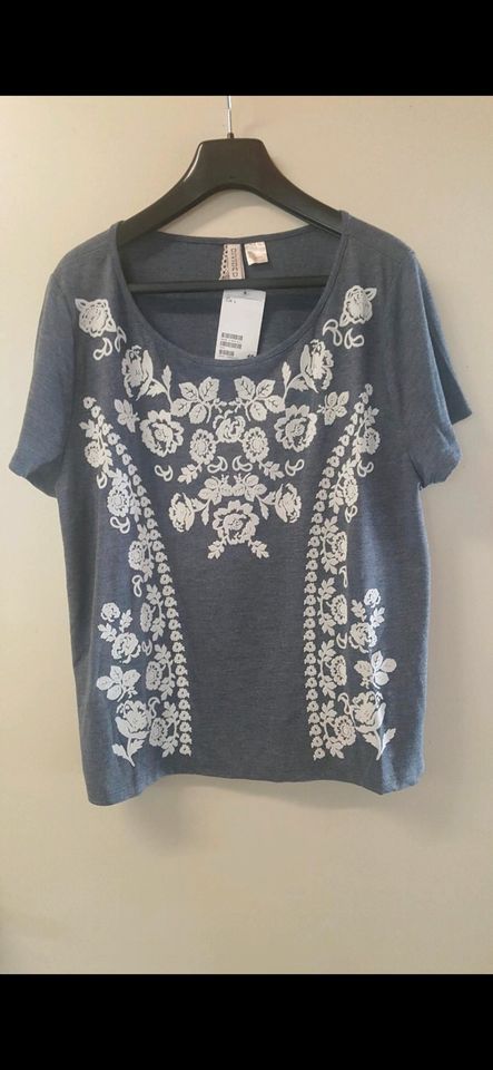 H&M Shirt blau Gr. Lmit Blumendruck/Print weiß in Bergisch Gladbach