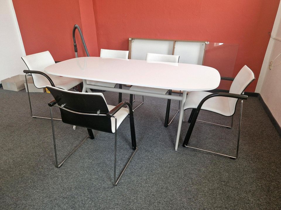 Tisch mit Stühlen nur noch bis morgen abholen in Chemnitz