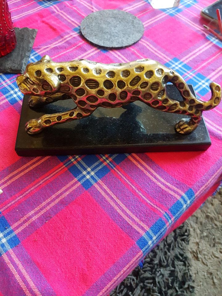 Leopard aus messing mit Marmor Sockel in Schlieben