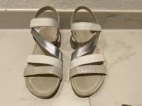 Schöne gut erhaltene Gabor Sandalen in Silber/ weiß (40/ 6,5) Baden-Württemberg - Waiblingen Vorschau