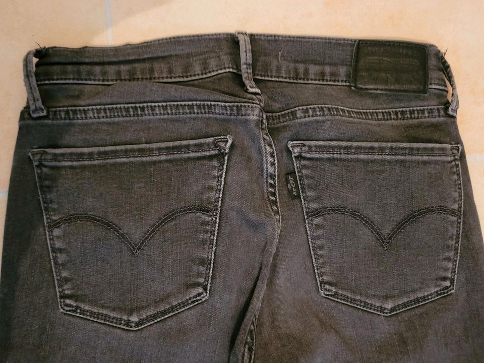 Neu Levis grau 710 Gr. 27 in Nauheim