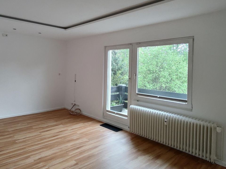 Sofort bezugsfrei! Helle, ruhige und sehr gut geschnittene 2-Zimmer Wohnung mit Balkon und EBK in Berlin