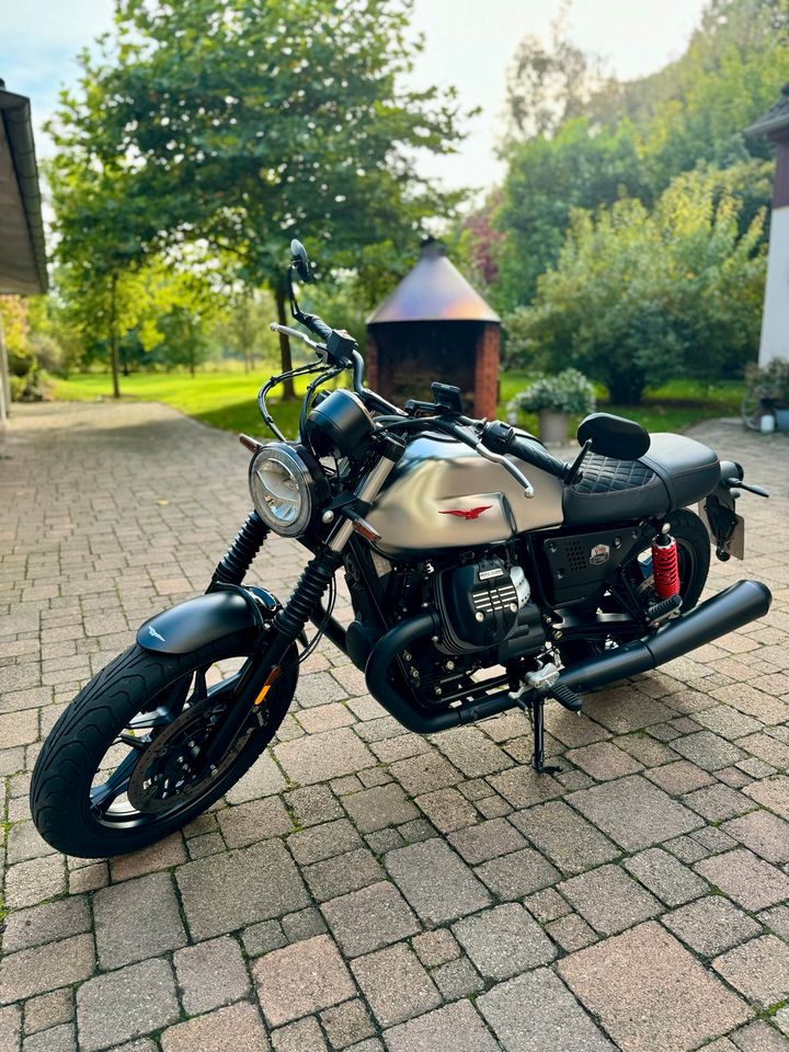 Moto Guzzi V7 3 Stone S Sammlerstück 258/750 Neuzustand LED in Erlau