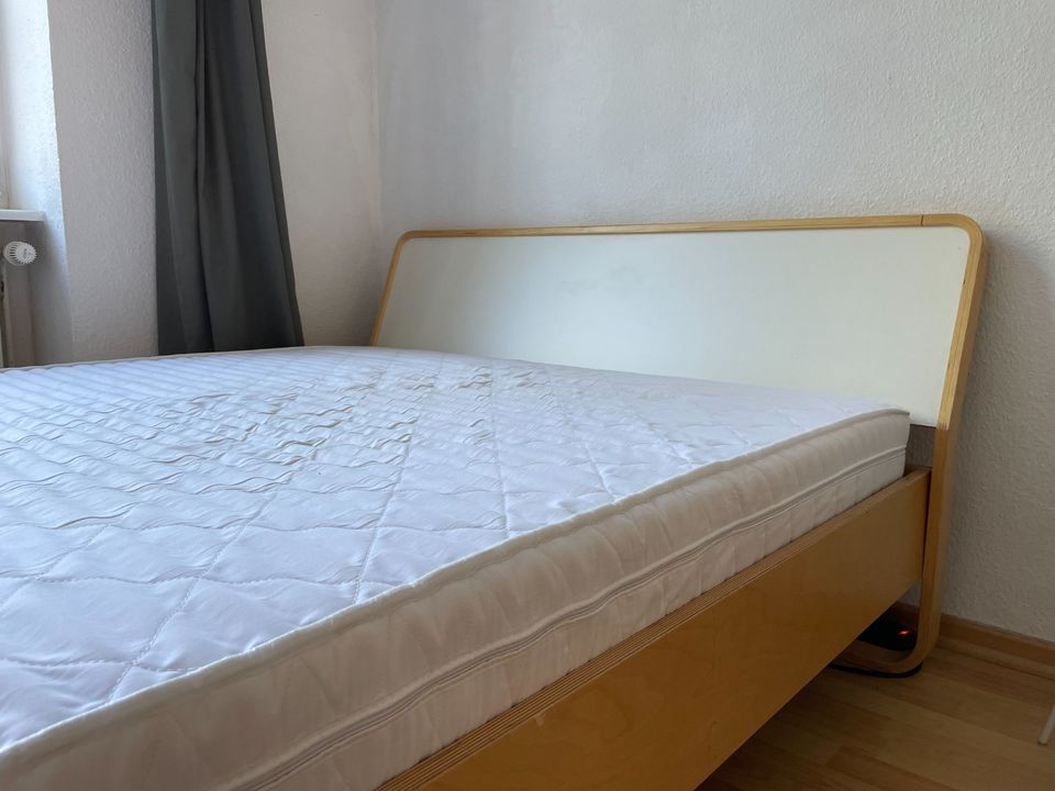 modernes Bett mit Lattenrost und Matratze in Berlin