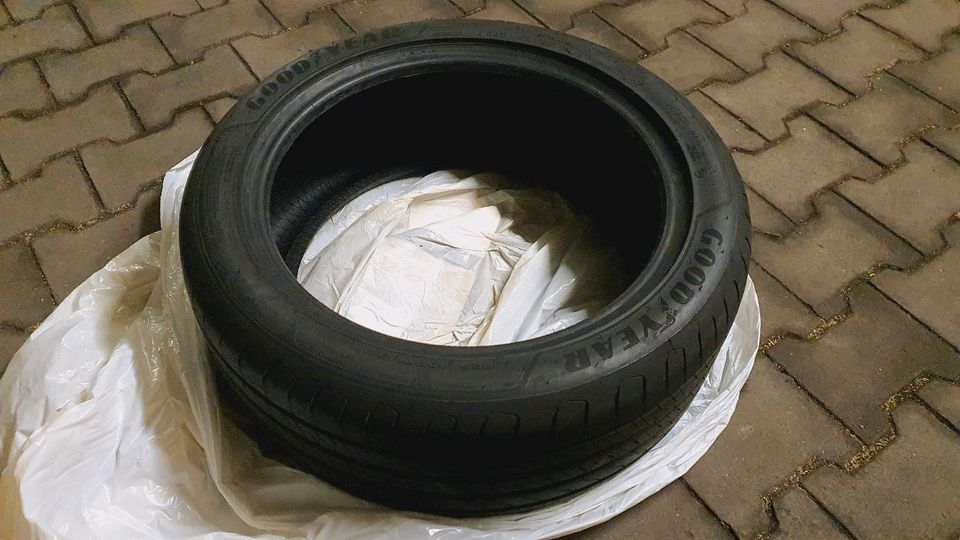 Ein Reifen Goodyear EfficientGrip Performance 2 225/45 R17 94W in Berlin