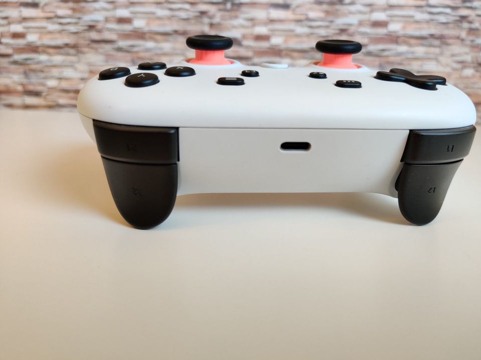 weißer Stadia Controller in Faßberg