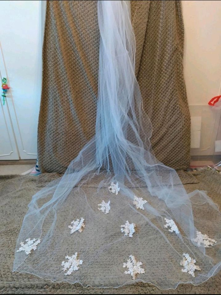 Brautkleid Hochzeitskleid 42/44 schneeweiß in Neuss