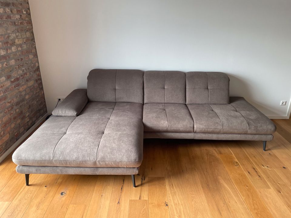 Sofa / Couch, L-Form mit elektronischer Ausziehfunktion in Taupe in Krefeld