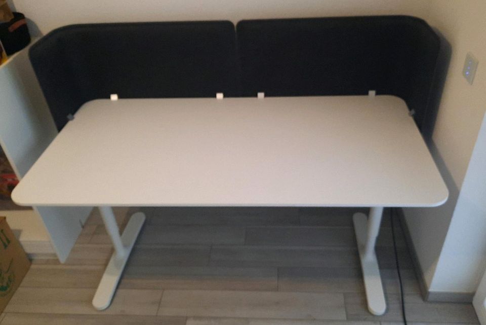 Ikea Bekant Schreibtisch mit Abschirmung in Buesum