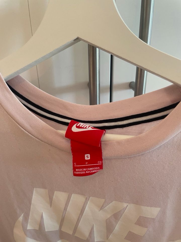 Nike Shirt S rosa 36/38 in Lübeck