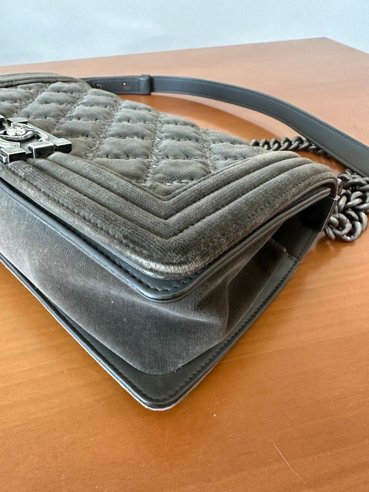 Chanel Boy Tasche medium aus Samt / Grau in München