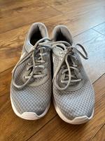 Nike Größe 38,5 Farbe grau sehr gut erhalten Saarland - Kirkel Vorschau