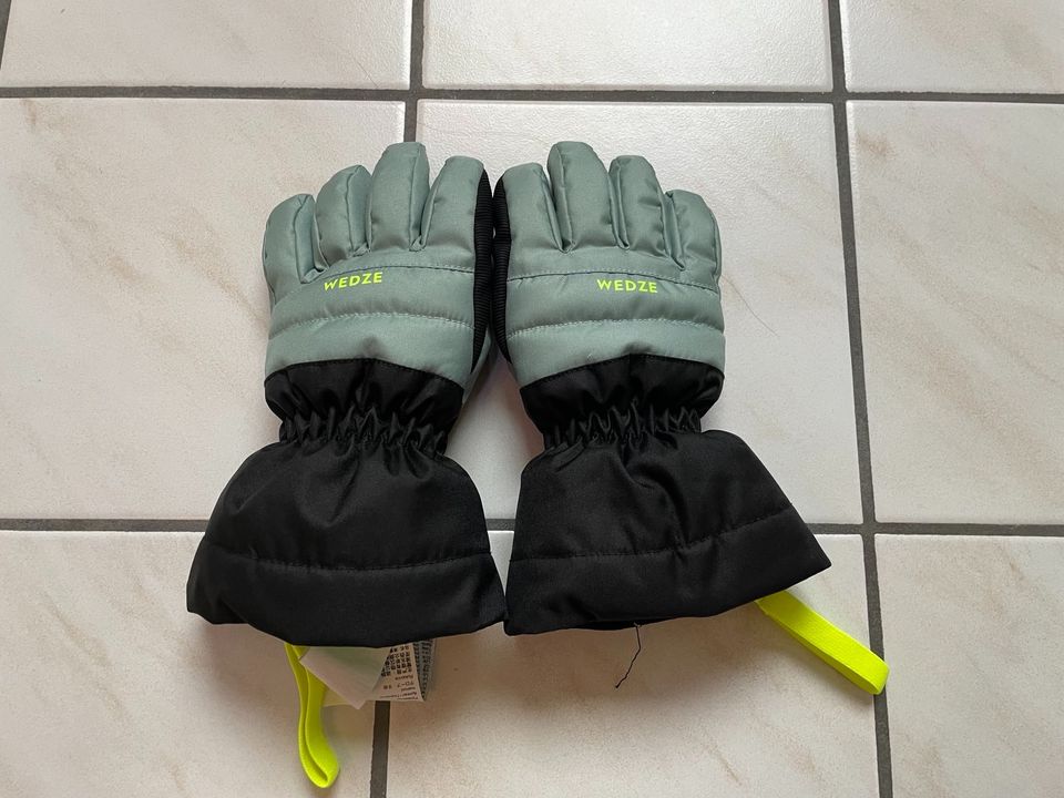 Wedze, Decathlon Skihandschuhe, neu, schwarz, 8 Jahre, Gr. 128 in Wiesbaden