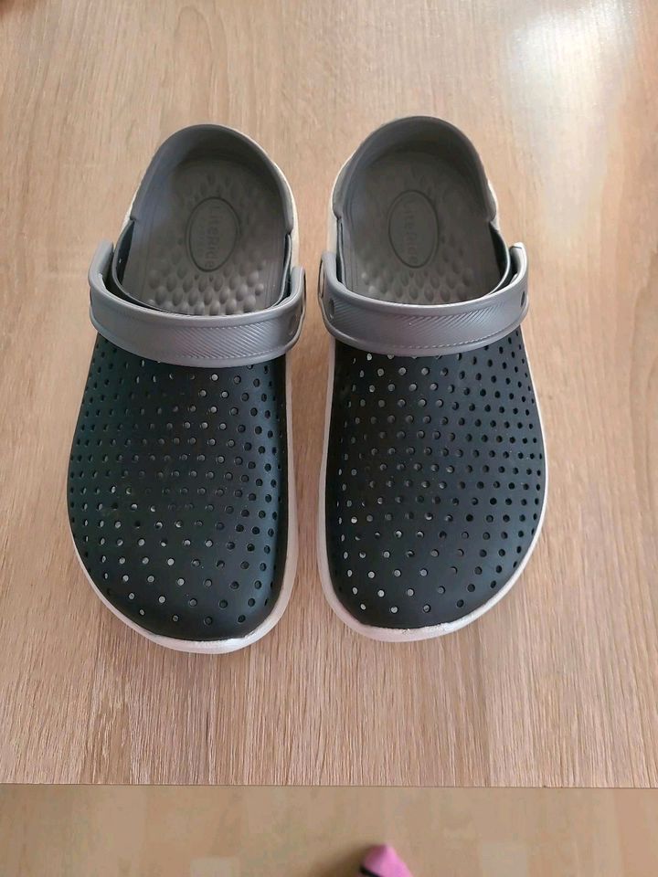 Kinder Crocs schwarz in Düsseldorf