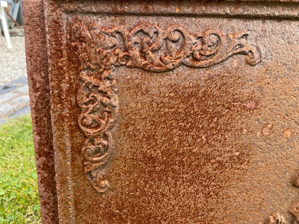 Antike Kaminplatte mit Jägerpärchen, Blumenranken und Vögeln in Bad Salzungen
