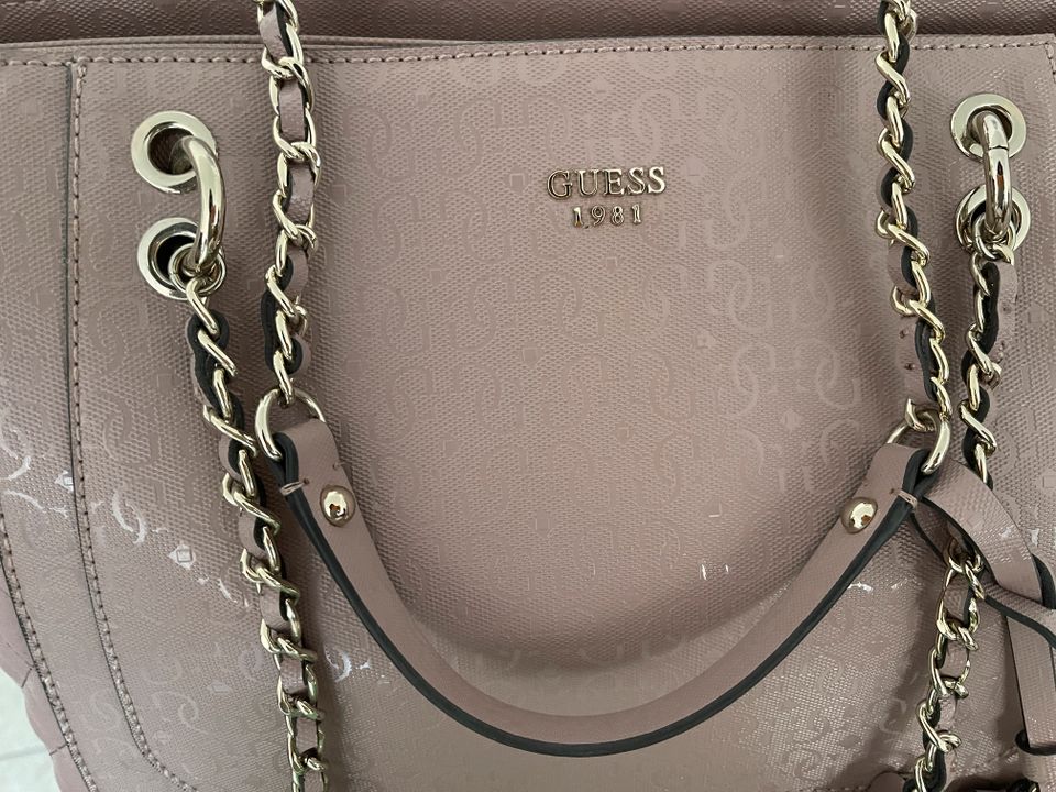 Große Guess Tasche in lila in Frechen