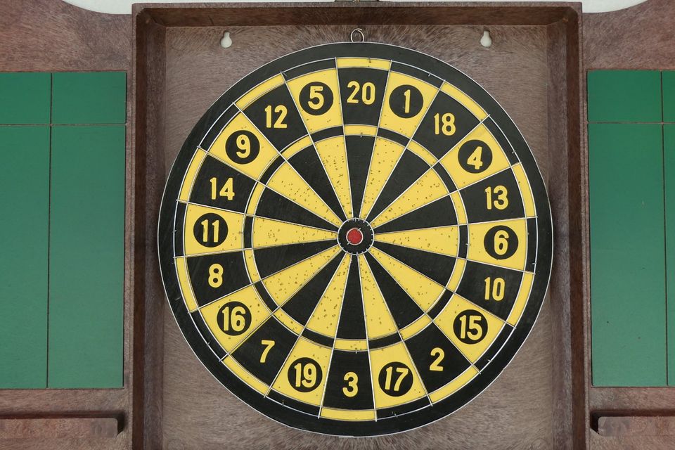 Vintage Dartscheibe mit Schrank, Dart in Edingen-Neckarhausen