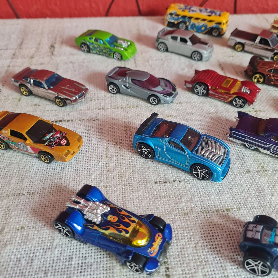 18 verschiedene Hot Wheels, Konvolut in Husum