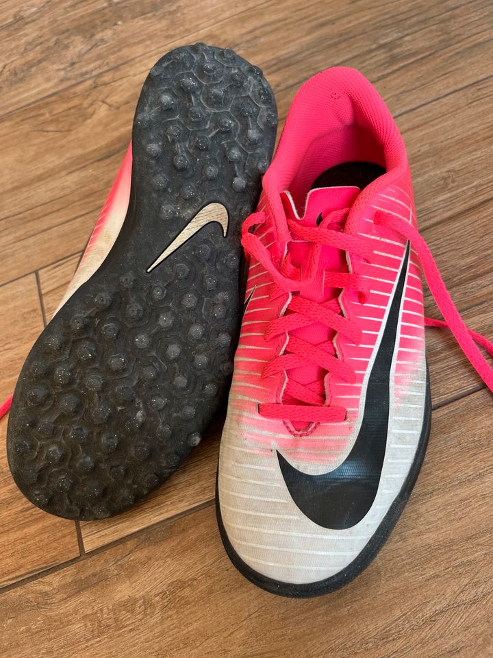 Nike Mercurial Kunstrasen-Schuhe Fußballschuhe Gr. 38 pink in Ismaning