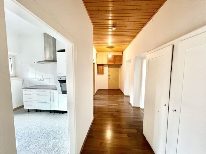 Direkt in St. Leonhard! Hübsche 4-Zimmer-Wohnung mit ca. 101 qm & Westbalkon im 2.Obergeschoss! Zentrale dennoch ruhige Lage in Nürnberg (Mittelfr)